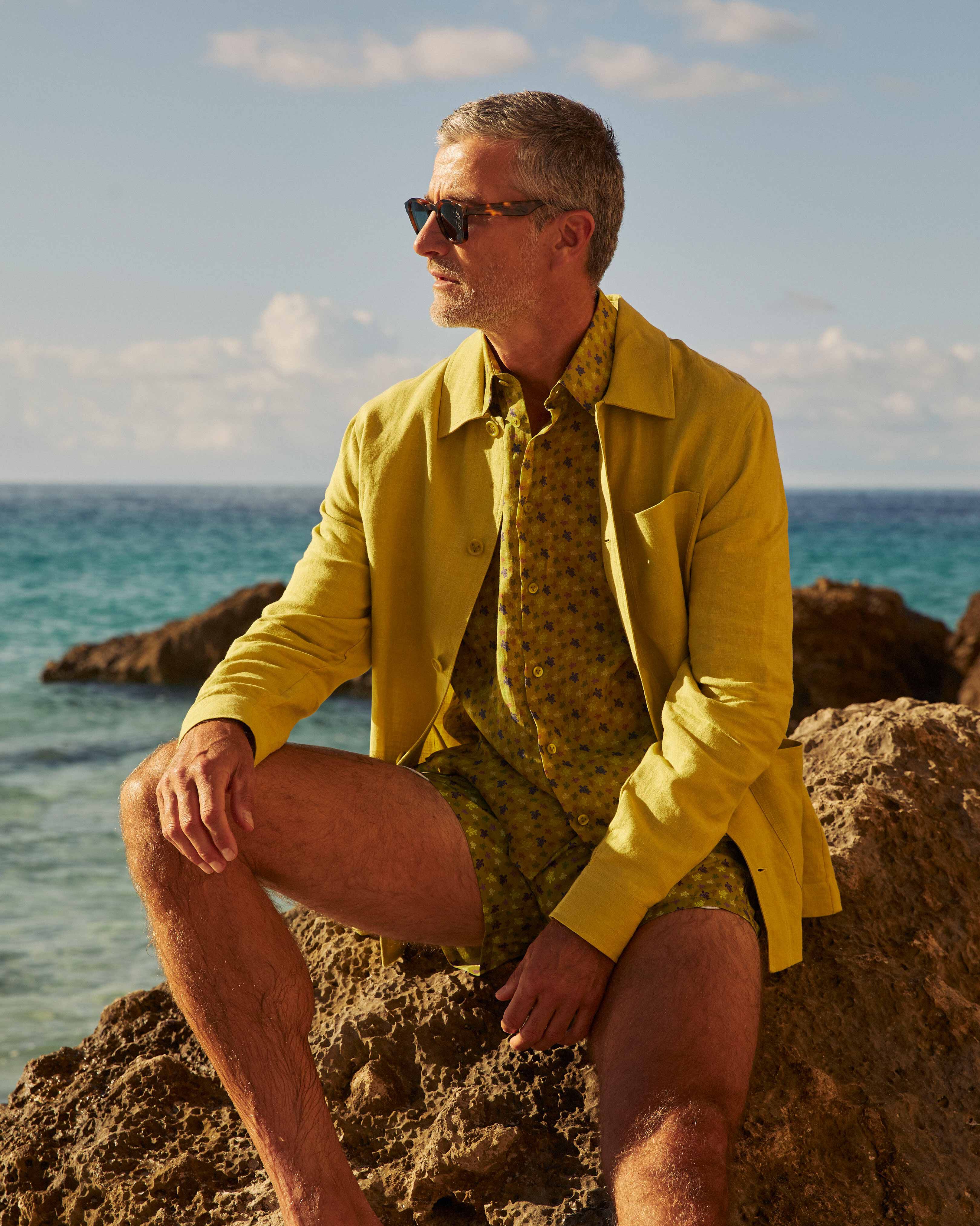 Sobrecamisa de lino de color liso para hombre AJENJO lifestyle view