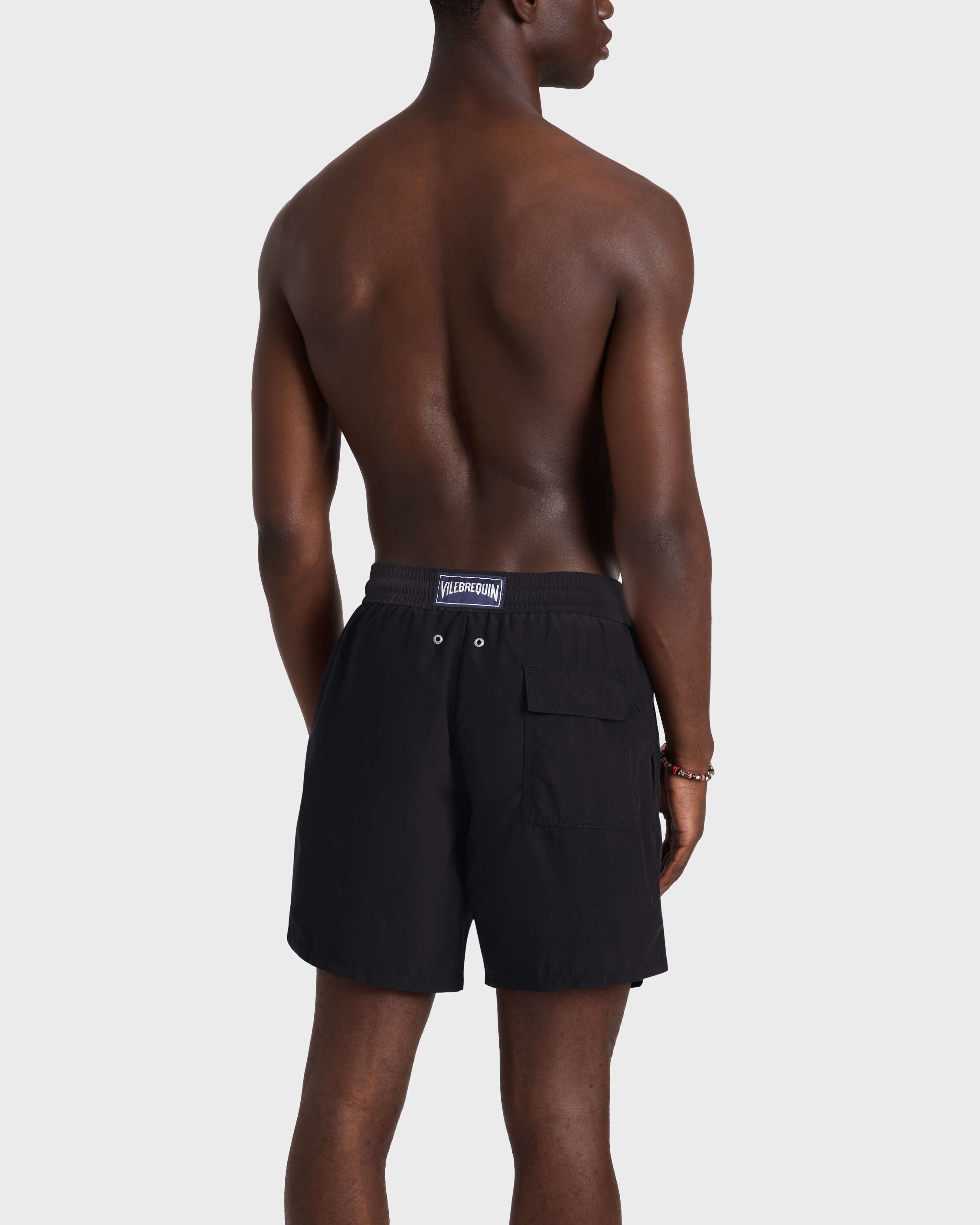 Bañador con parche bordado de San Antonio Spurs para hombre - Vilebrequin x San Antonio Spurs NEGRO backworn view