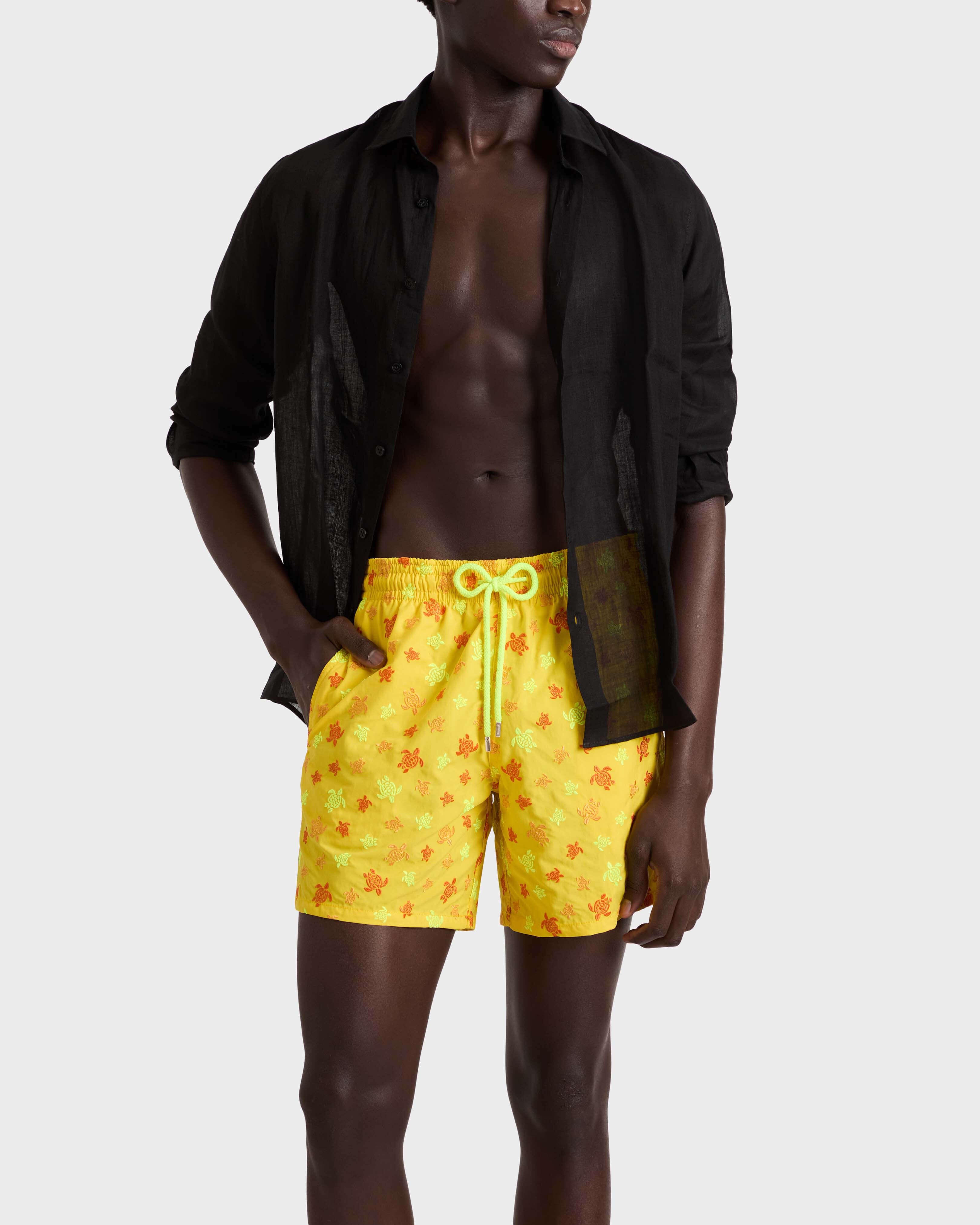 Micro Ronde des Tortues Badeshorts mit Stickerei für Herren – Limitierte Serie SONNE frontworn view