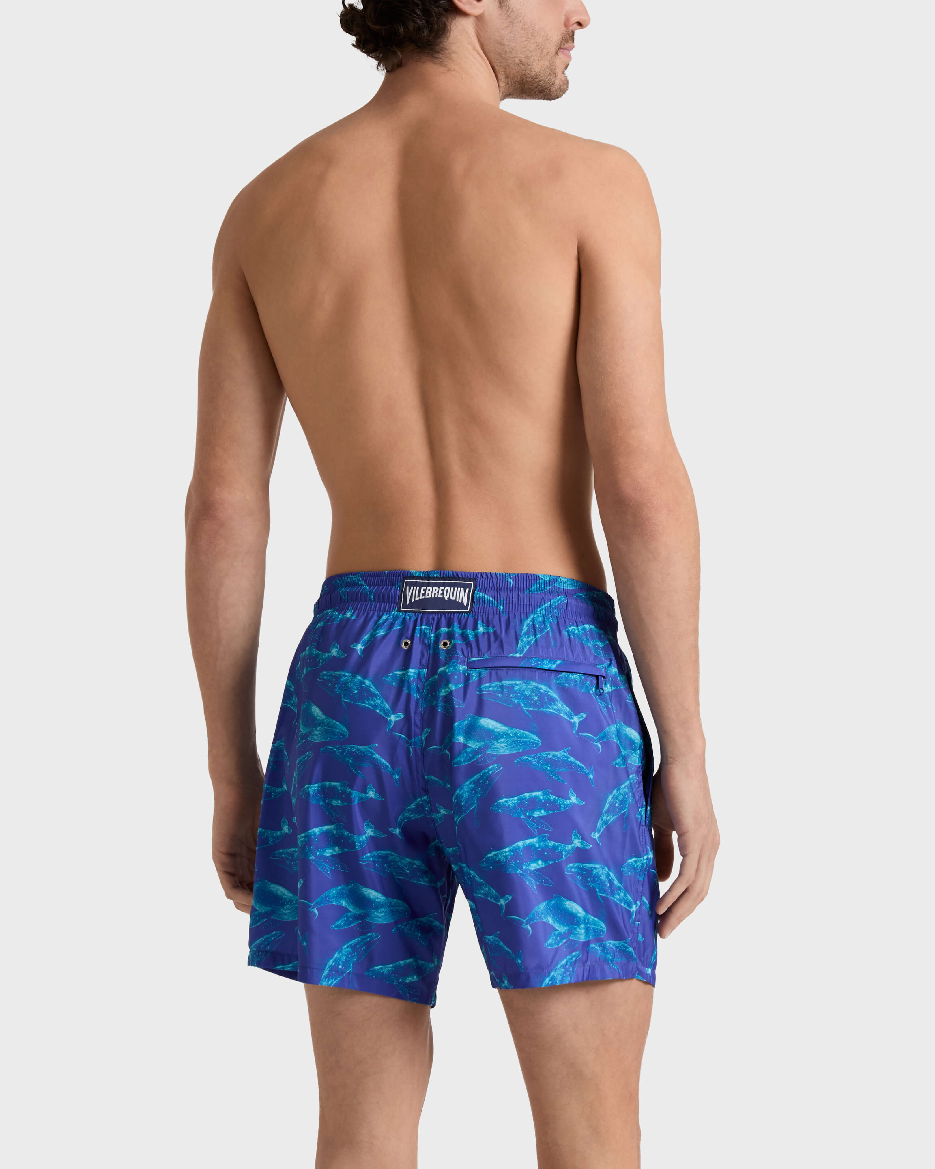 Bañador ultraligero y plegable con estampado Sparkling Whales para hombre VERSAILLES backworn view