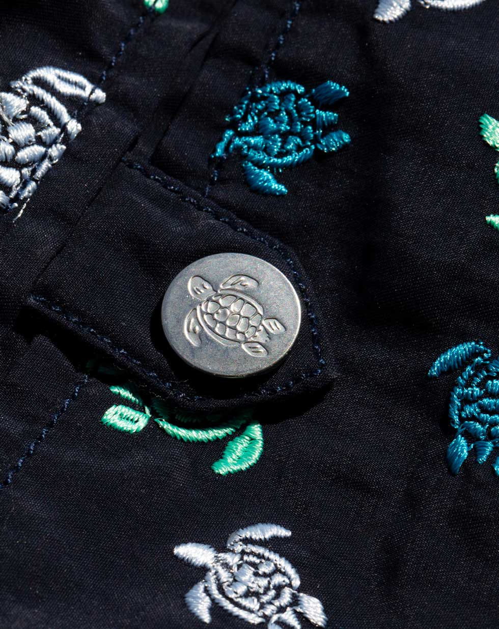 Zoom sur la broderie d'un maillot de bain homme