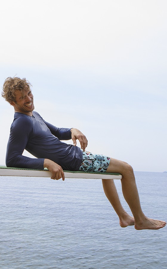 Un homme portant un t-shirt anti UV Vilebrequin