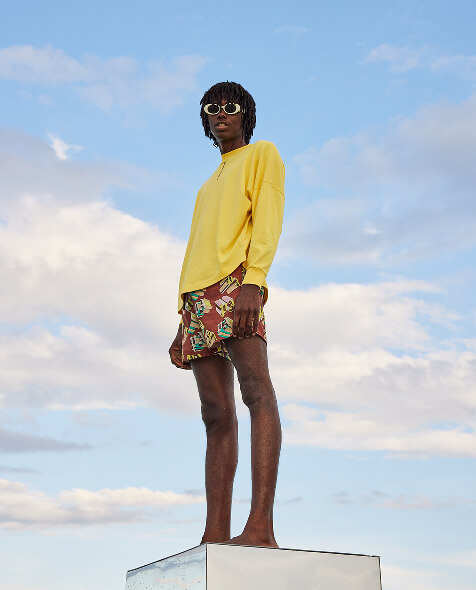 Homme portant un short de bain Vilebrequin