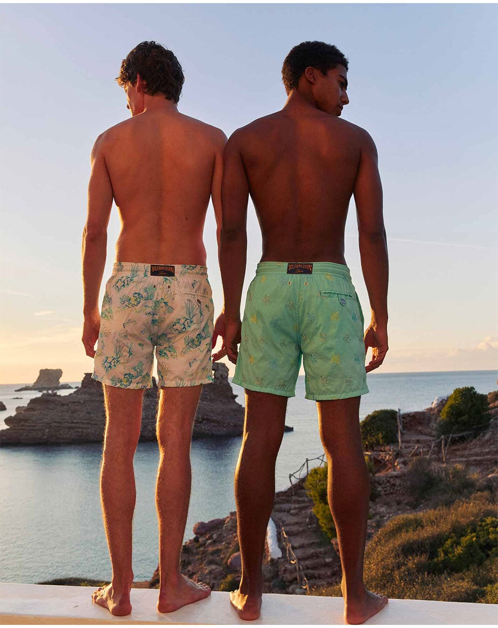 Bañador de hombre con bordado de Langosta Pixel Bañador de hombre con bordado de langosta pixelada en la playa