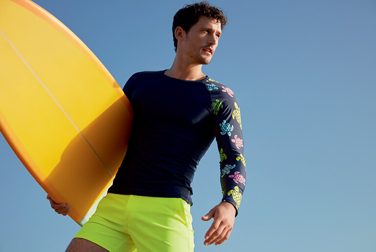 Collection Vilebrequin - Cruise 20 homme en tenue de plage