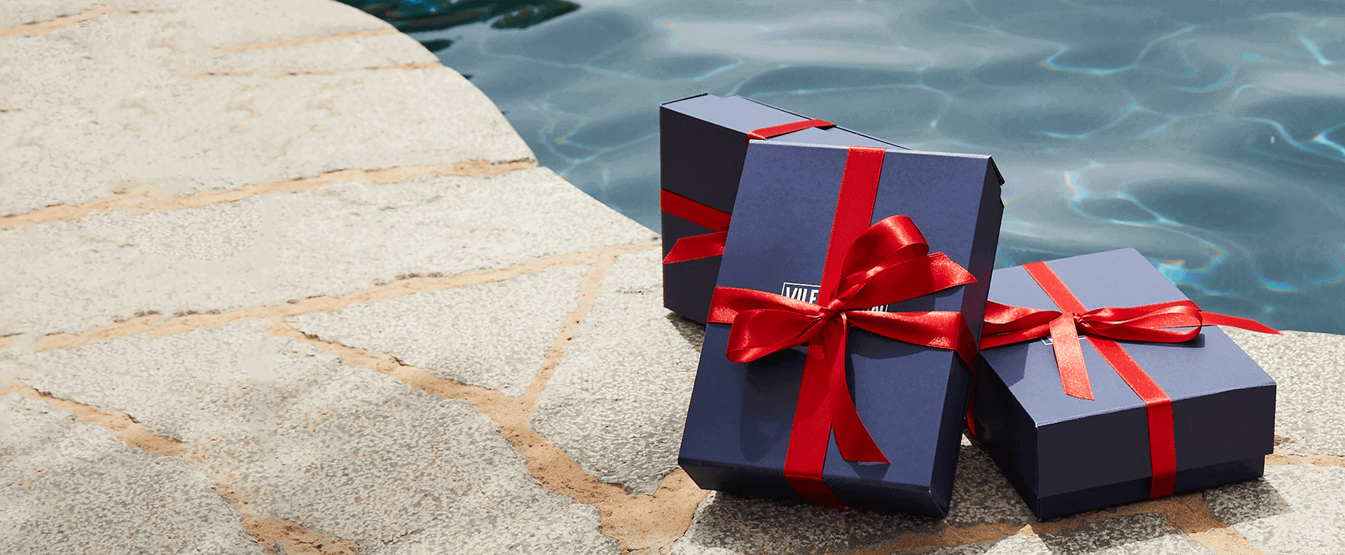 Boîtes cadeaux au bord de la piscine