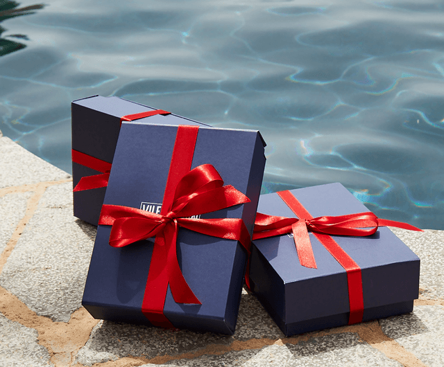 Boîtes cadeaux au bord de la piscine