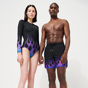 Couple portant des maillots de bain de luxe assortis