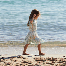 Fille en robe sur la plage