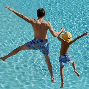 Père et fils en maillot de bain homme et garçon rouge