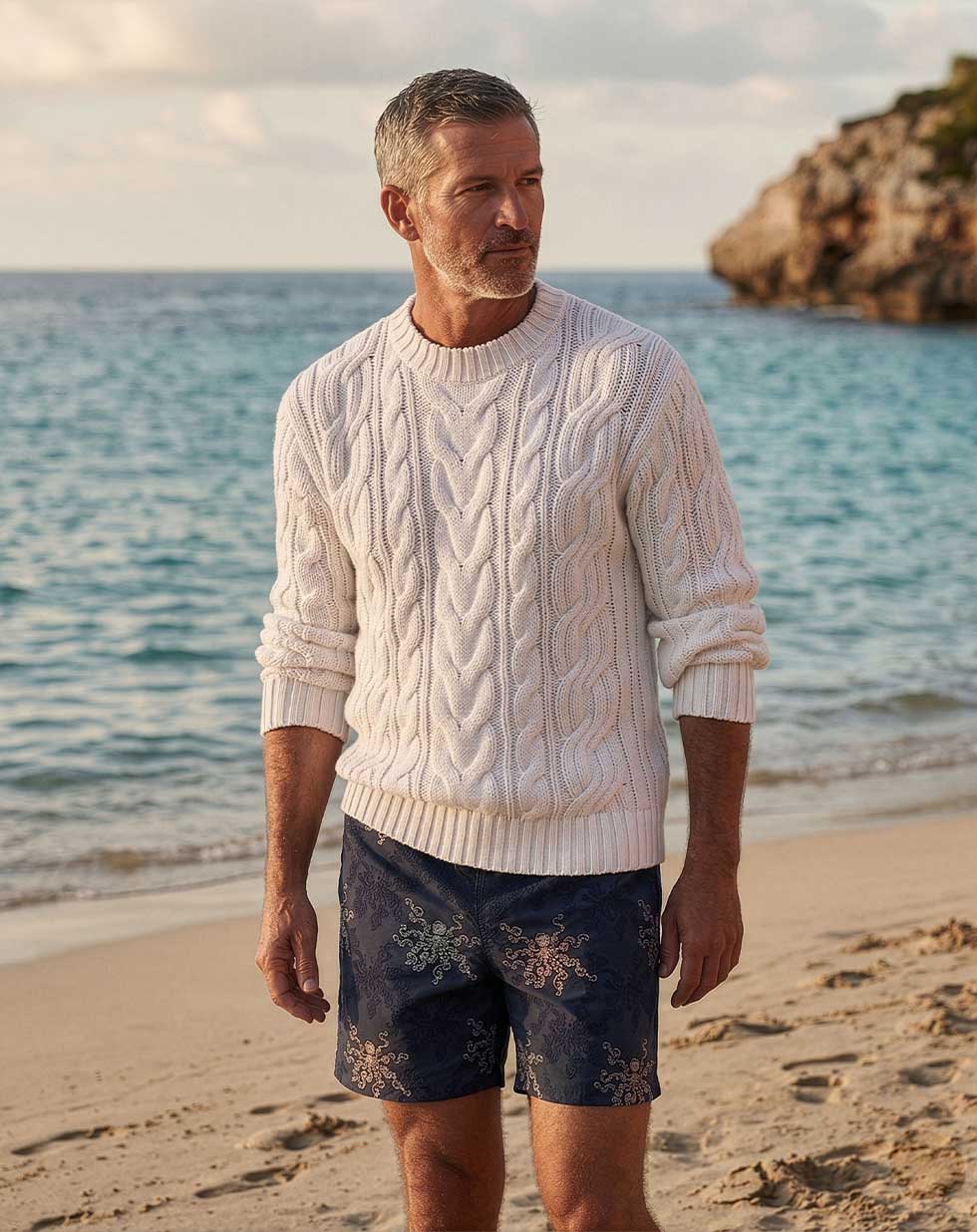 Un hombre en la playa con un nuevo bañador bordado para hombre