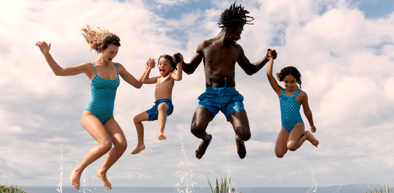 Famille qui saute en maillots de bain assortis