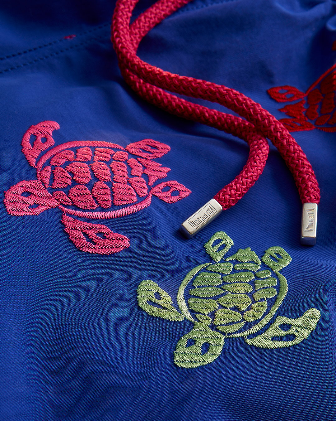 Focus of the Men Ronde des tortues men swim trunks