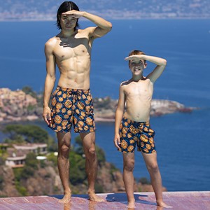 Père et fils portant des maillots de bain pere fils