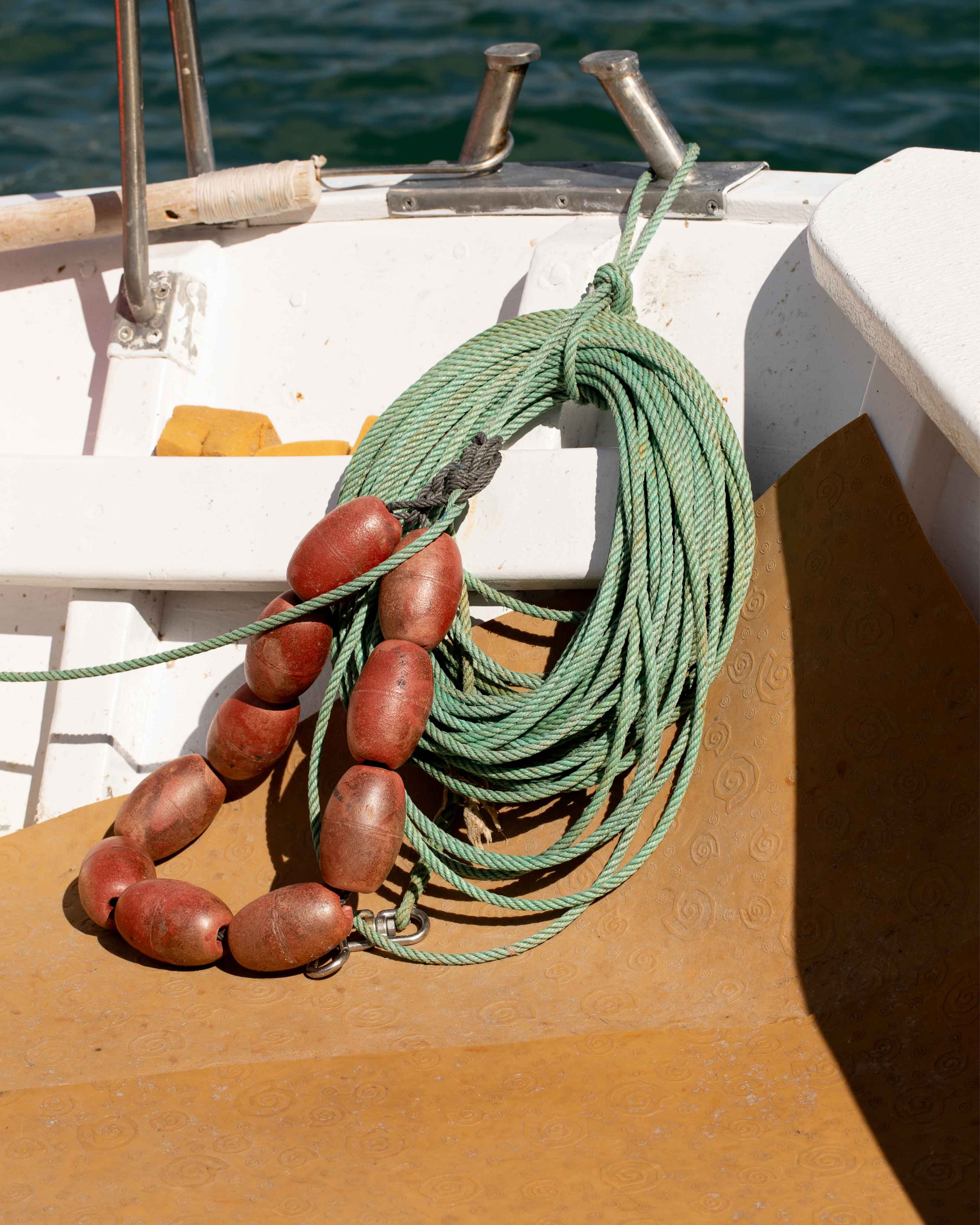 Cabo de marinero tradicional en la cubierta de un barco
