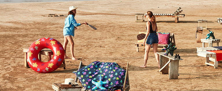 Femmes jouant avec des raquettes de plage en bois