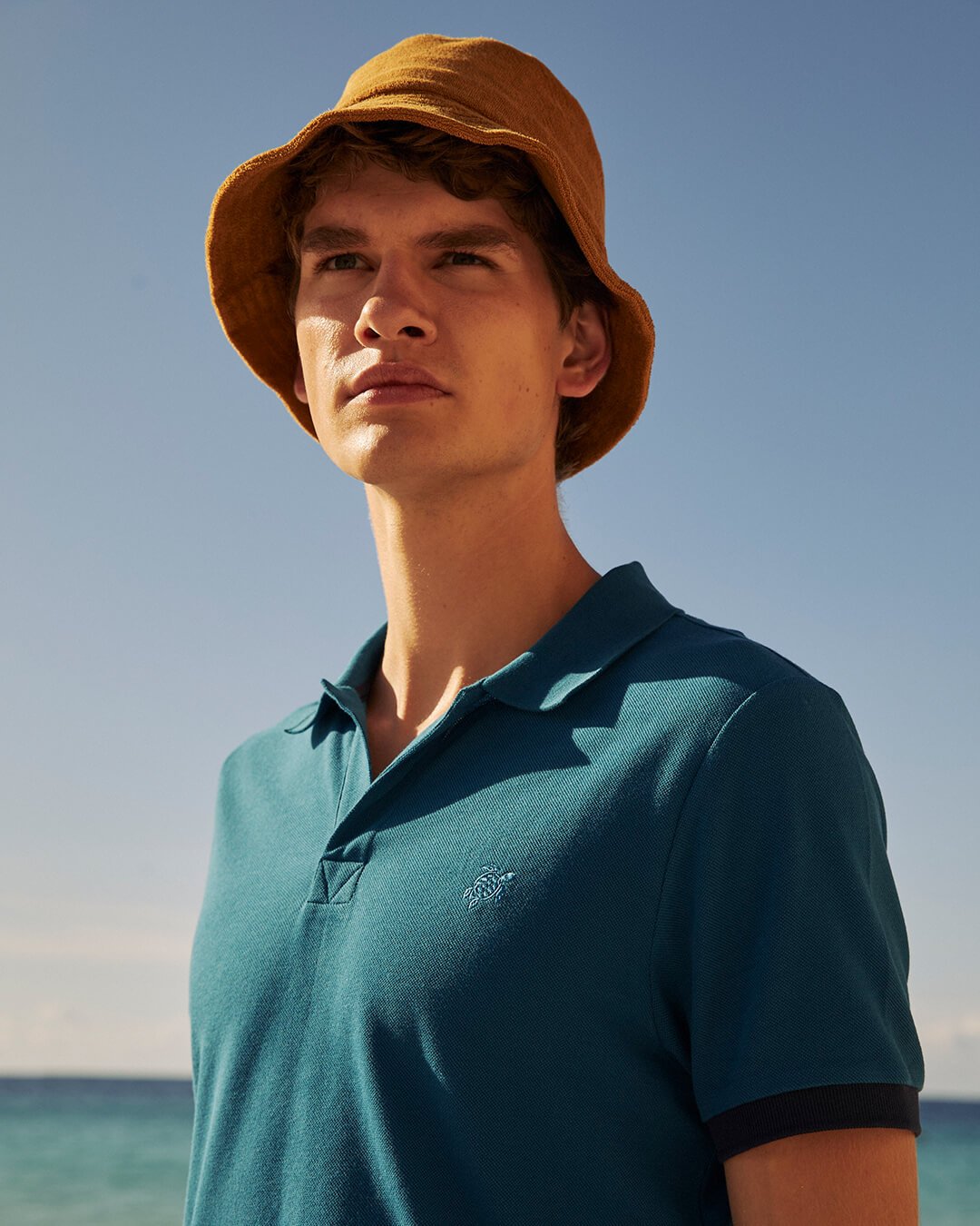 Un hombre detrás del mar con un sombrero.