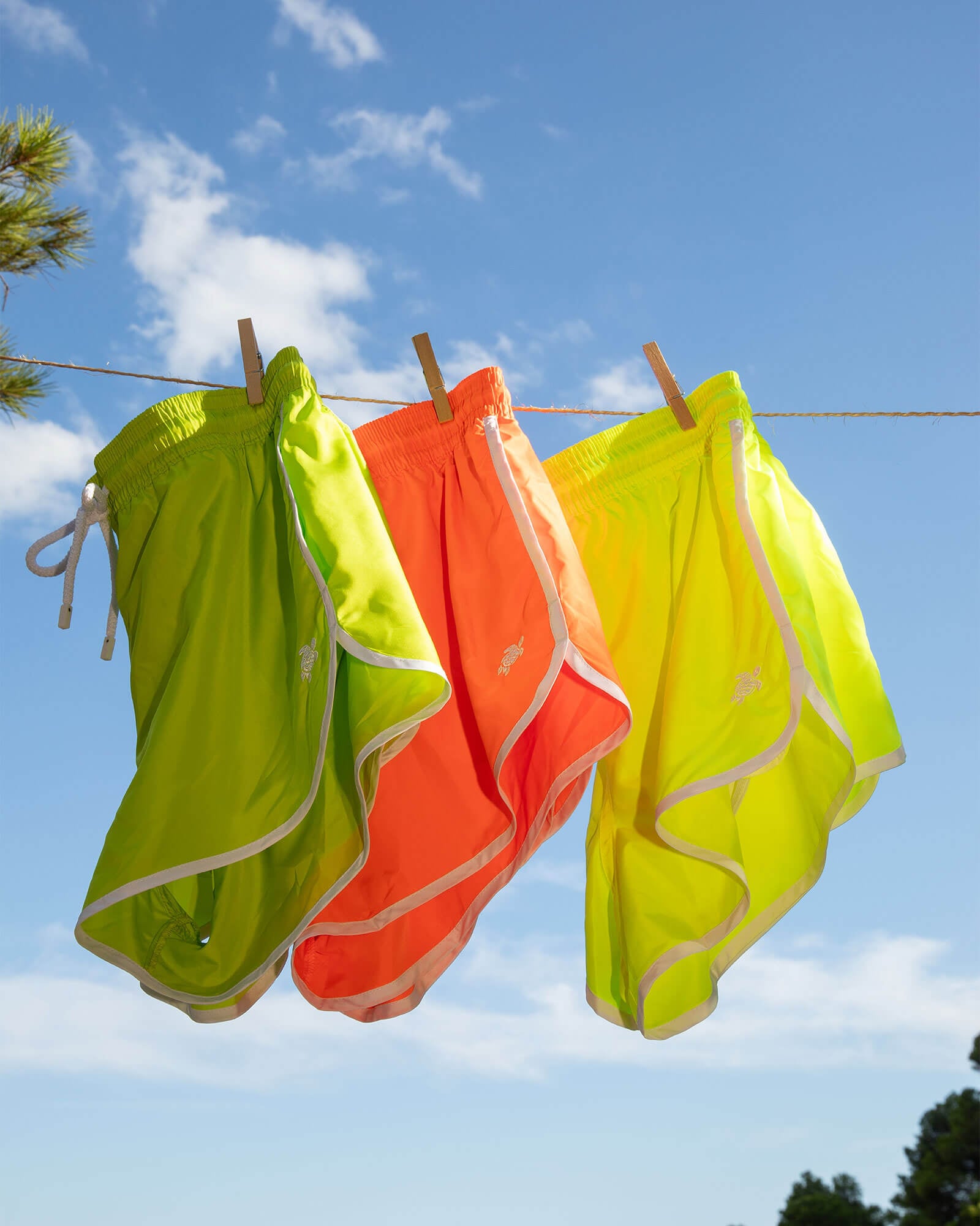 Bañadores ultraligeros para hombre Tres bañadores colgados de un alambre.