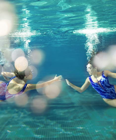 Women wearing the Women One-piece Les Draps Froissés and a man wearing Men Les Draps Froissés Shirt with the Men Les Draps Froissés Swimshort