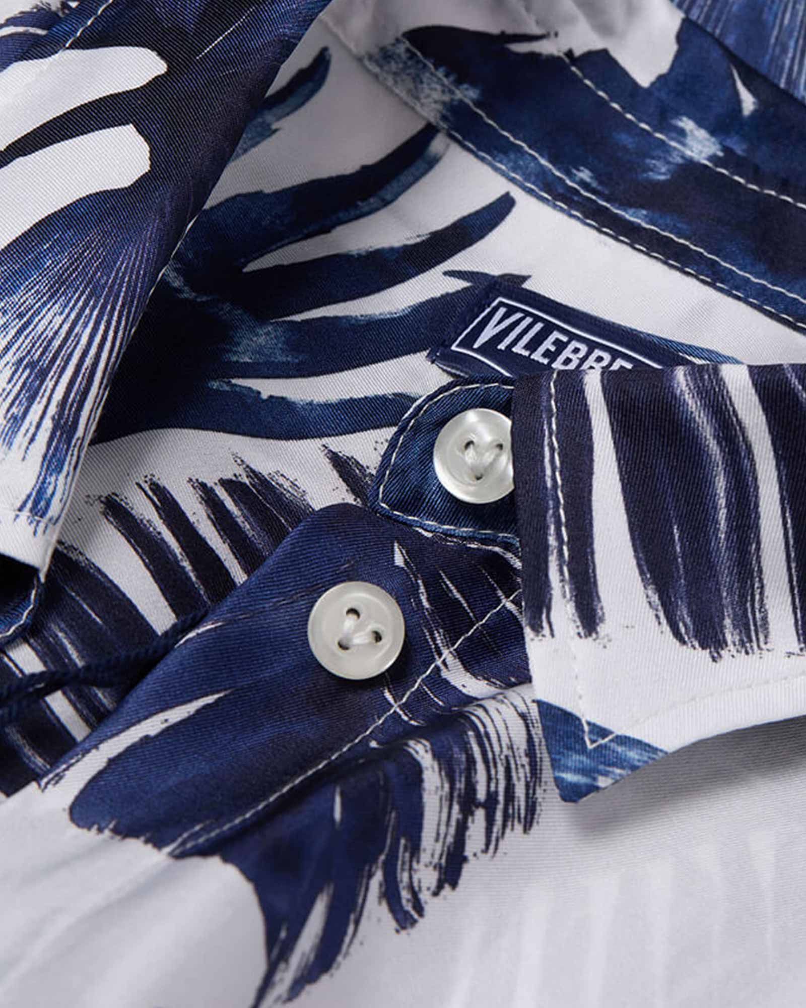 Chemise blanche à motif bleu et boutons