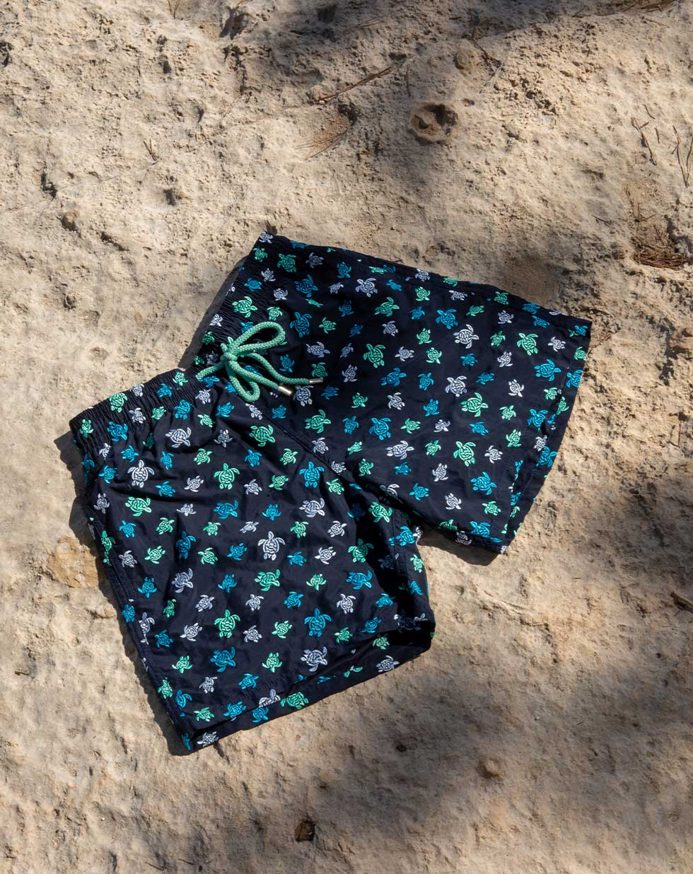 Short de bain brodé pour homme sur la plage