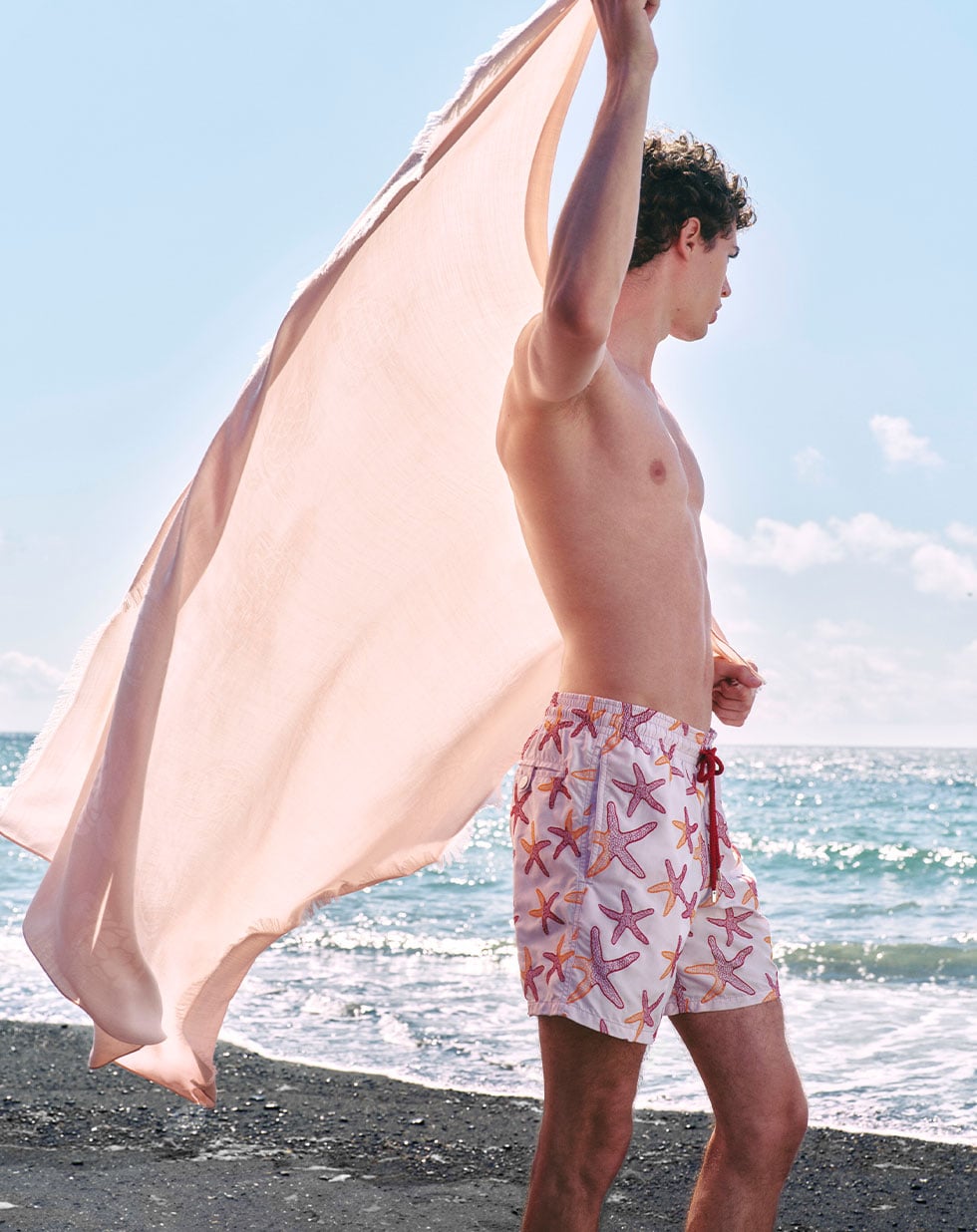 Short de bain pour hommes avec broderie homard pixelisé posé sur la plage