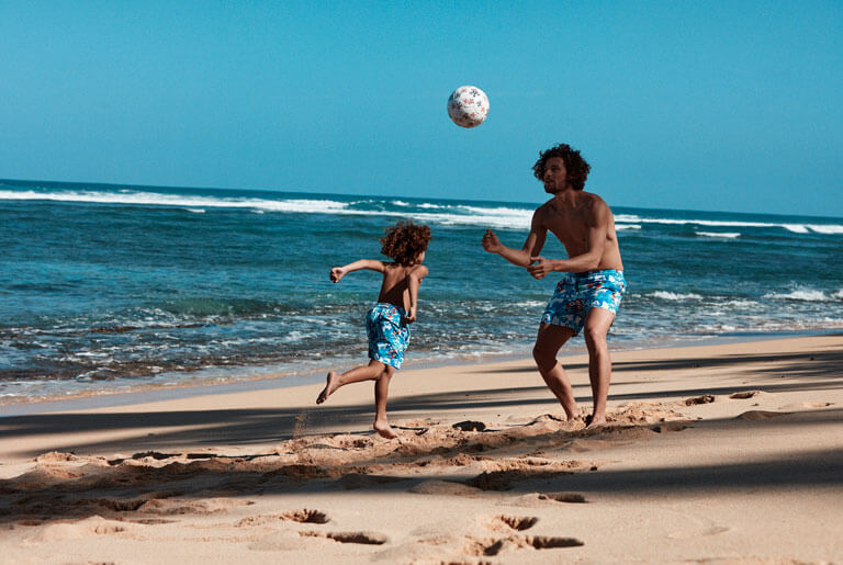 Père et Fils sur la plage en maillot de bain Vilebrequin