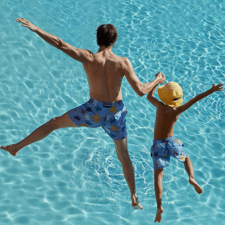 Père et fils en maillot de bain homme et garçon rouge