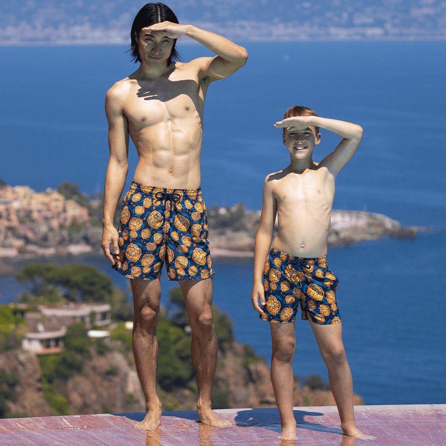 Père et fils portant des maillots de bain pere fils
