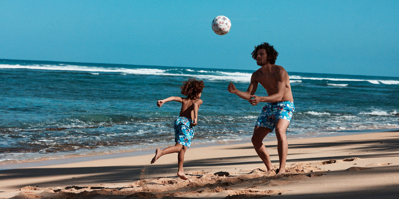 Père et Fils sur la plage en maillot de bain Vilebrequin