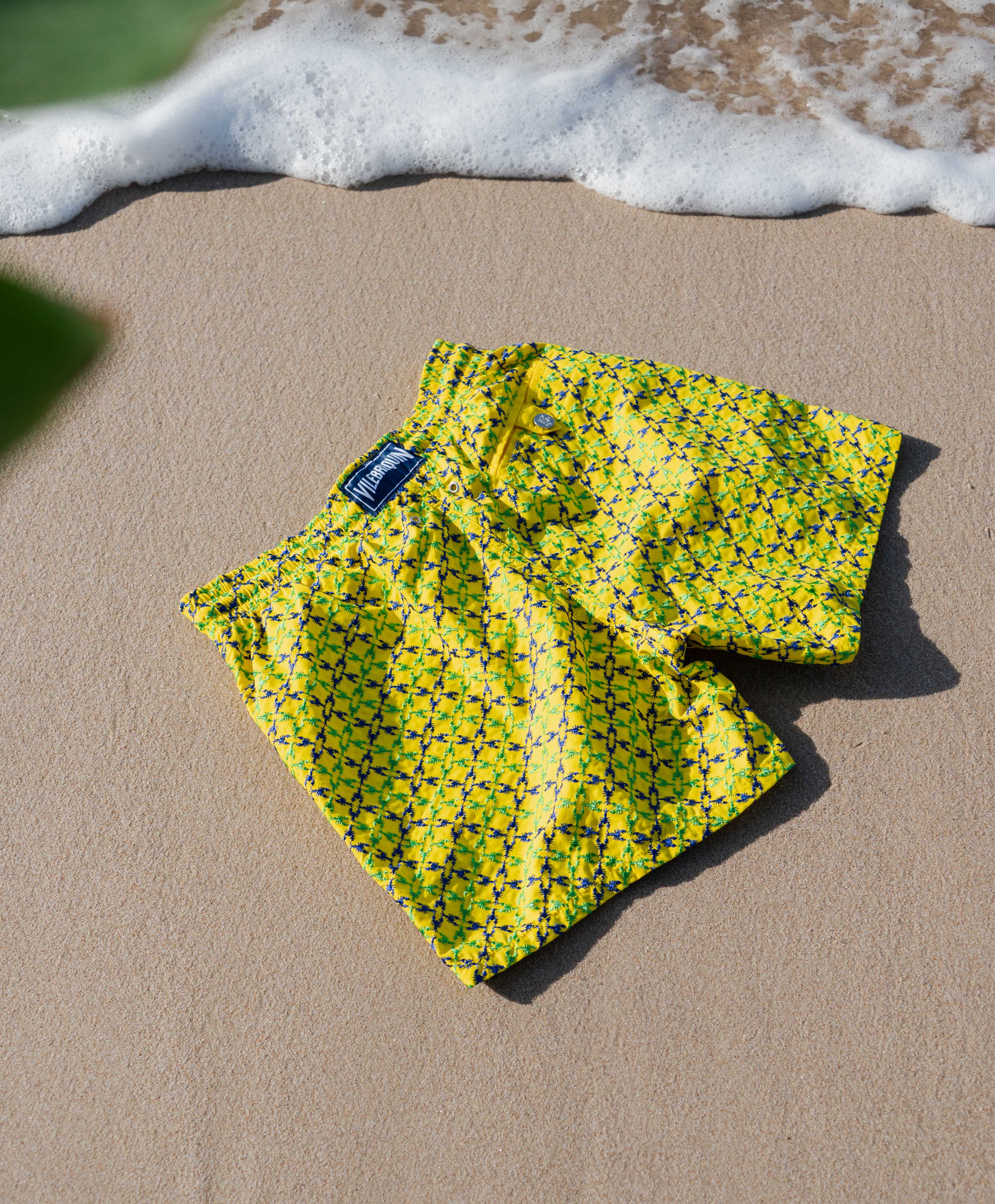 Bañador de hombre con bordado de langosta pixelada en la playa
