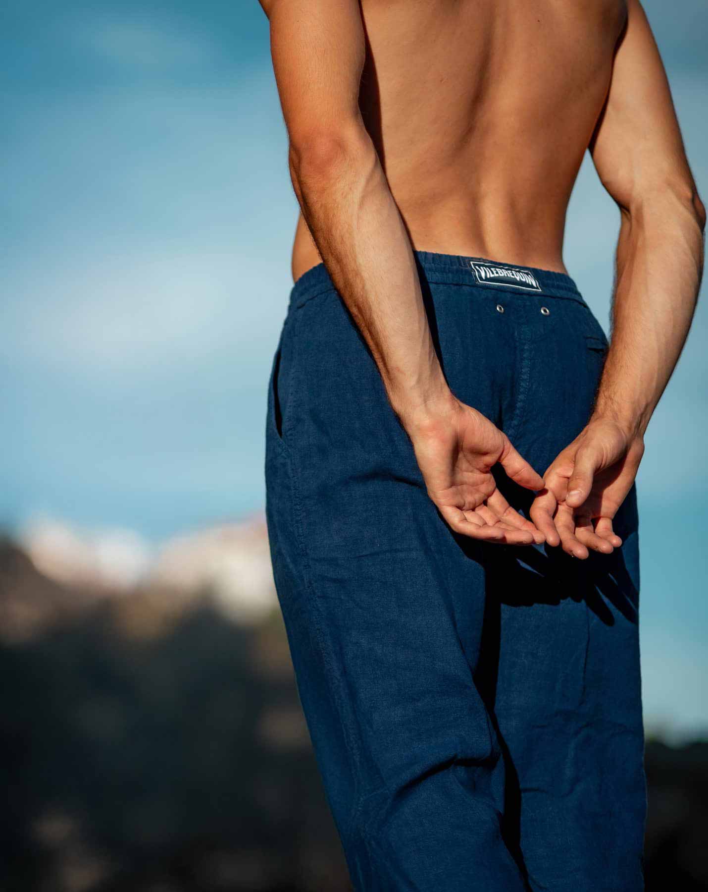 men wearing a blue pant