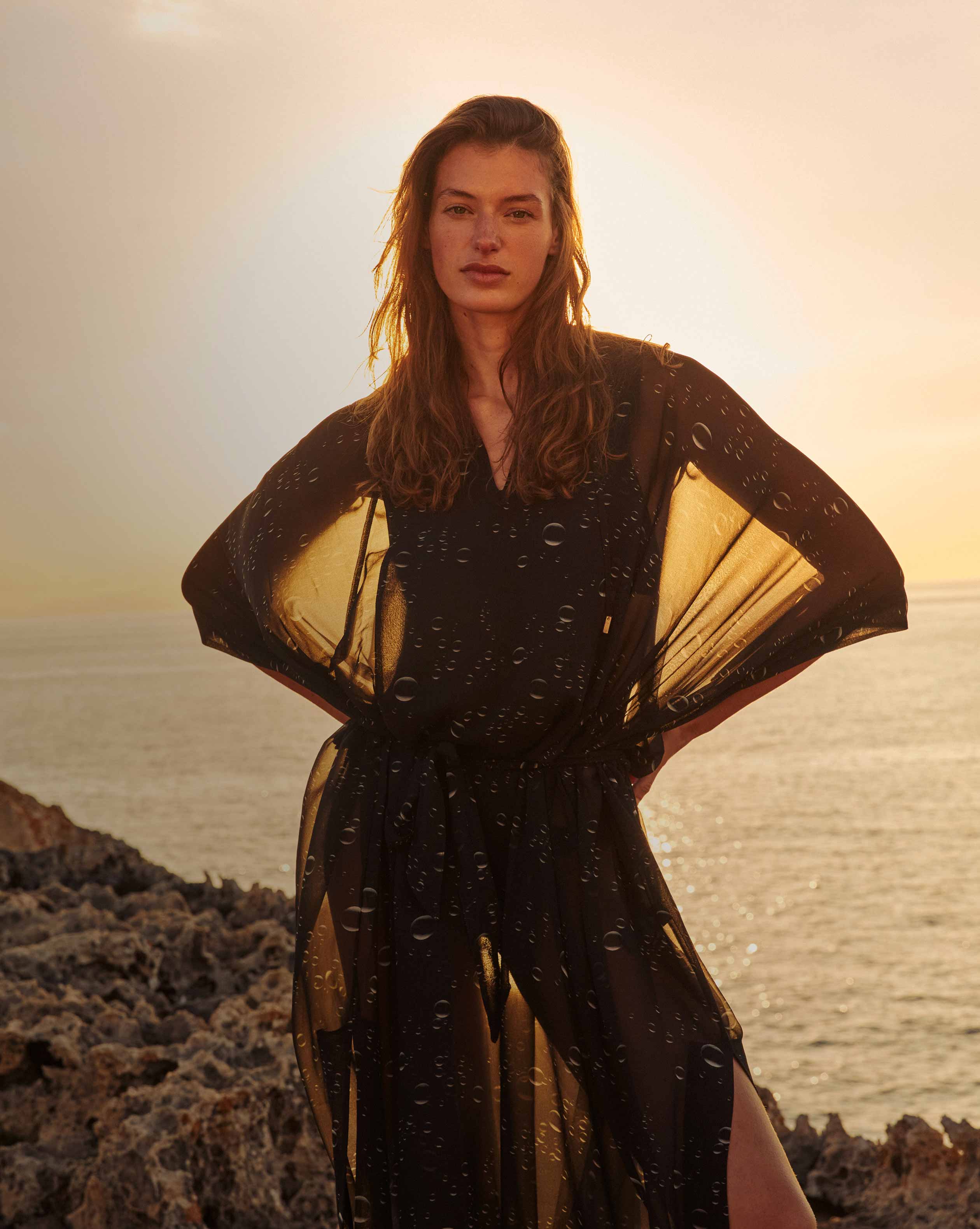 Une femme portant un long couvre-maillot bleu