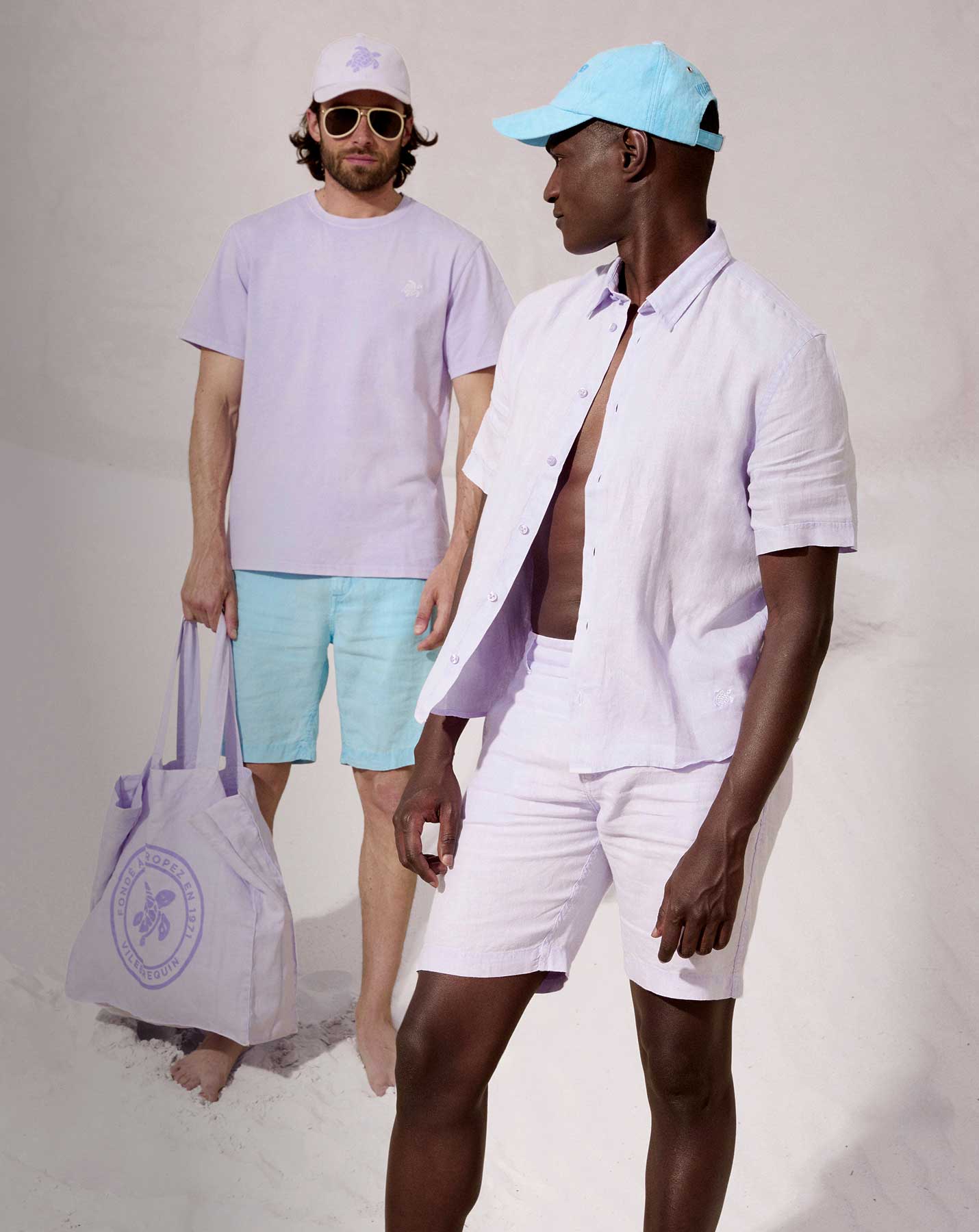 un hombre bajando las escaleras