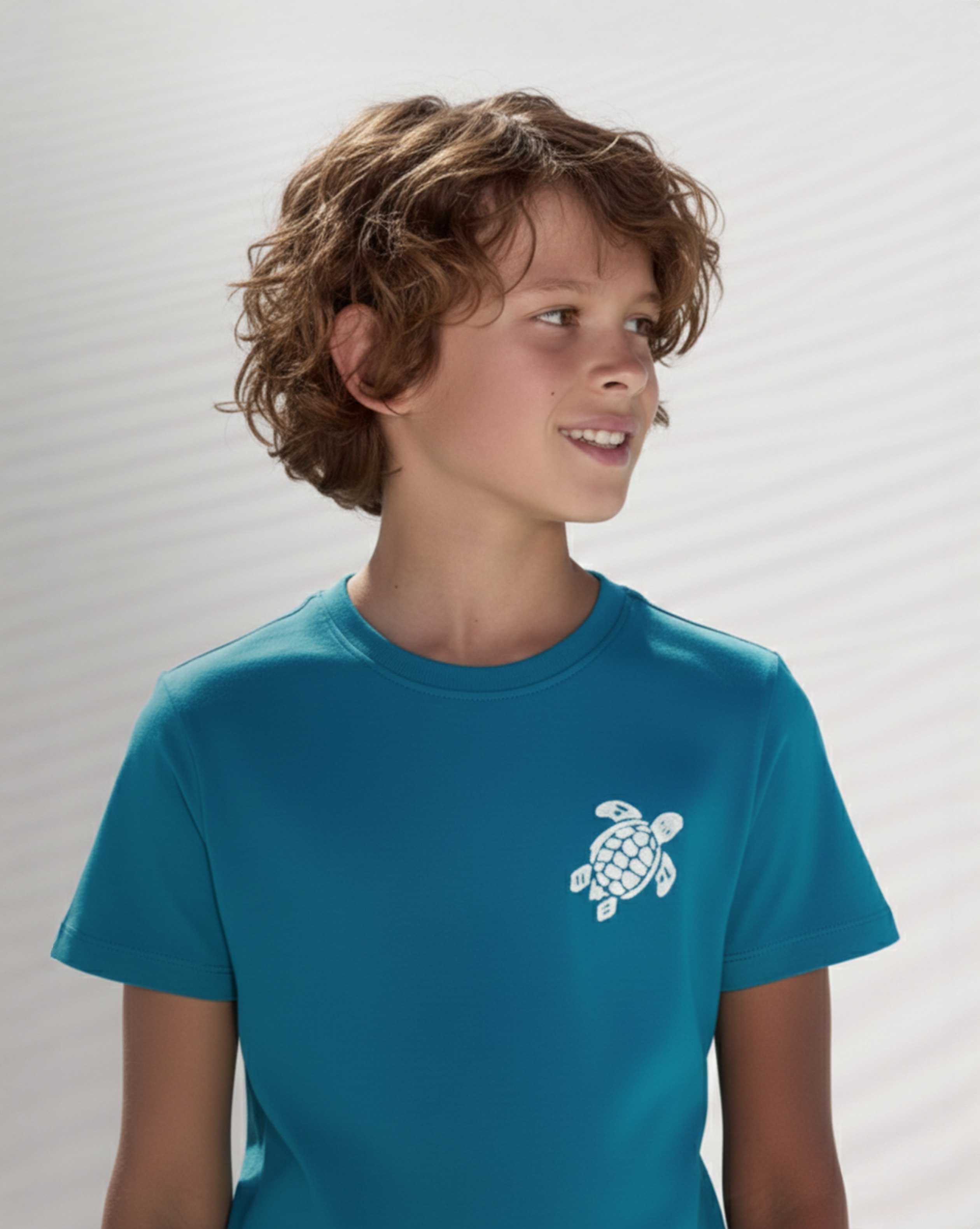 ragazzo in pantaloni davanti al mare