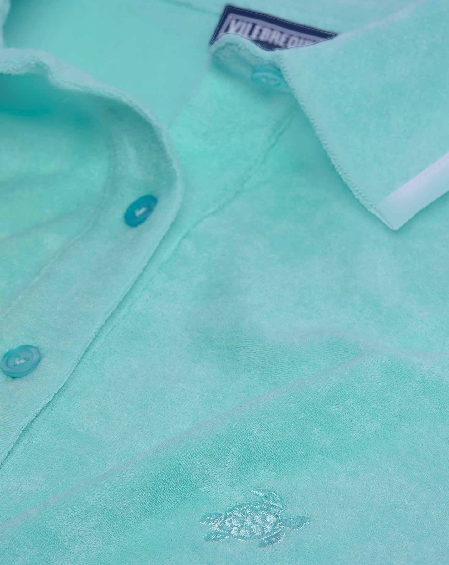 Un gros plan sur une femme portant un polo en éponge