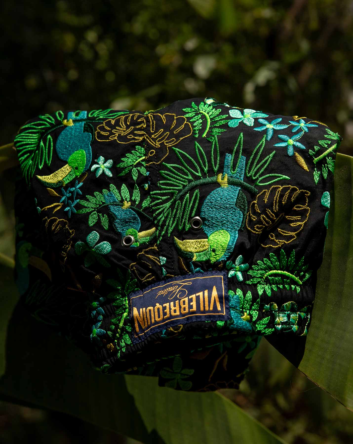 Embroidered Zoom of embroidered men swim shorts