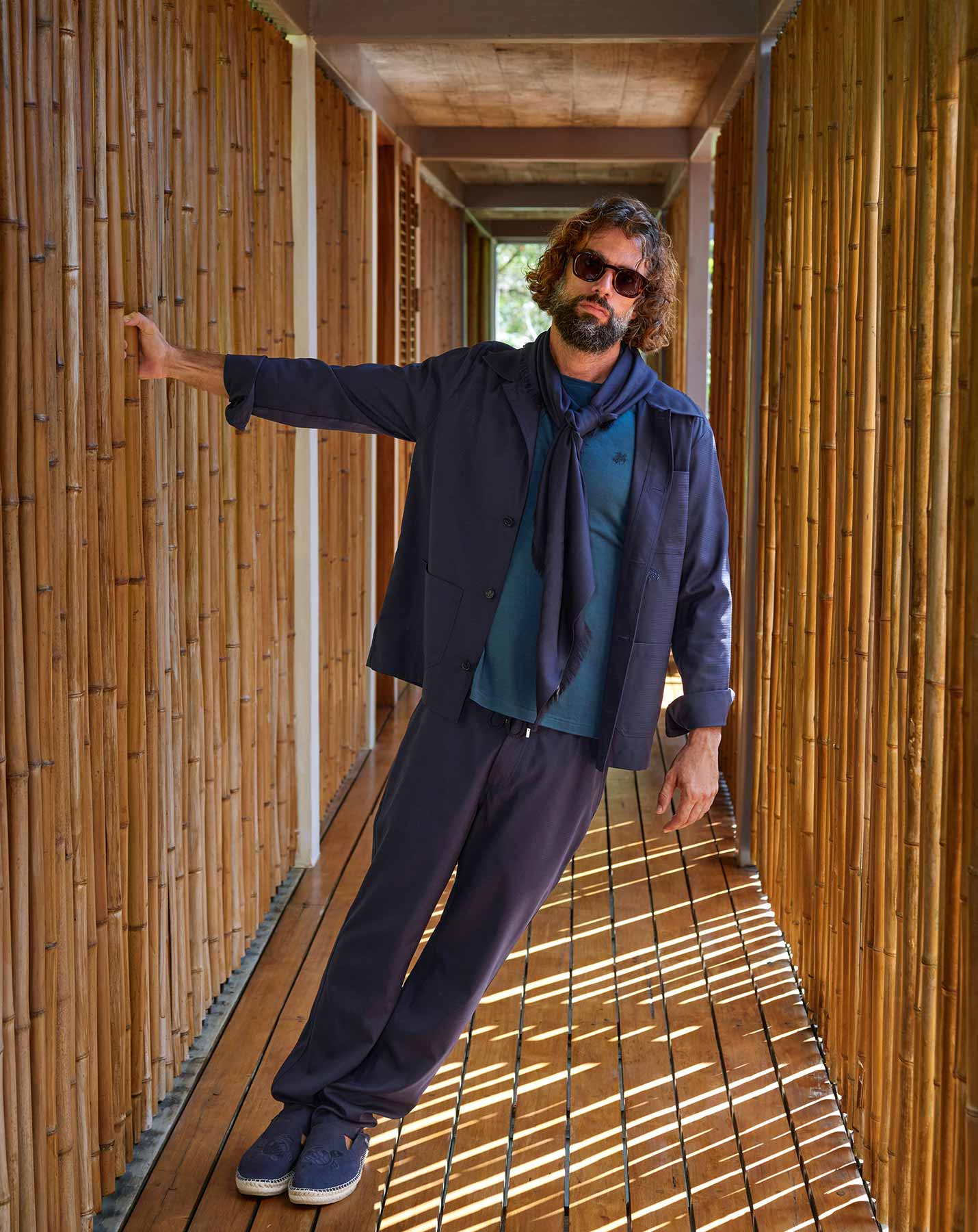 men wearing a blue pant