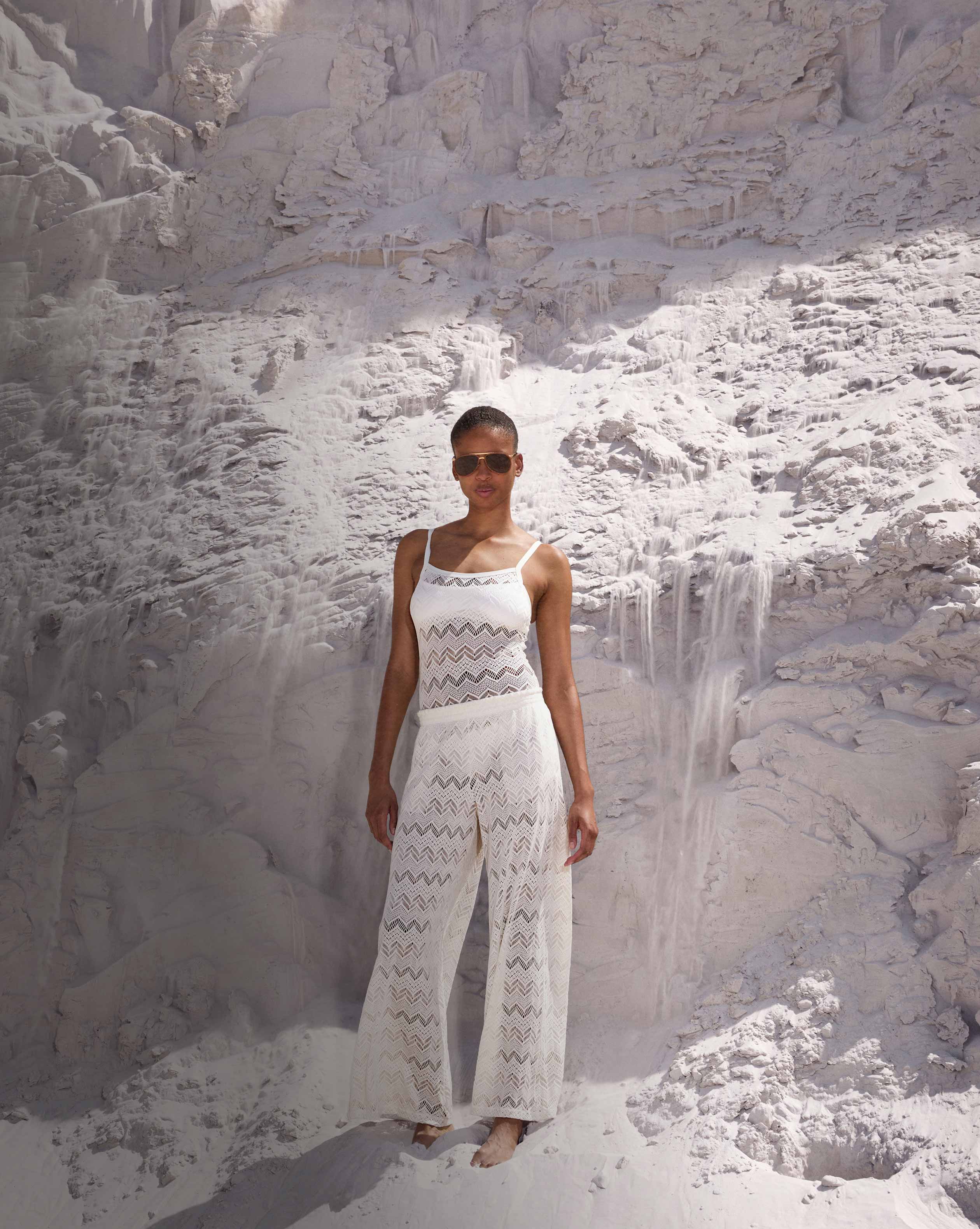 Une femme en pantalon noir