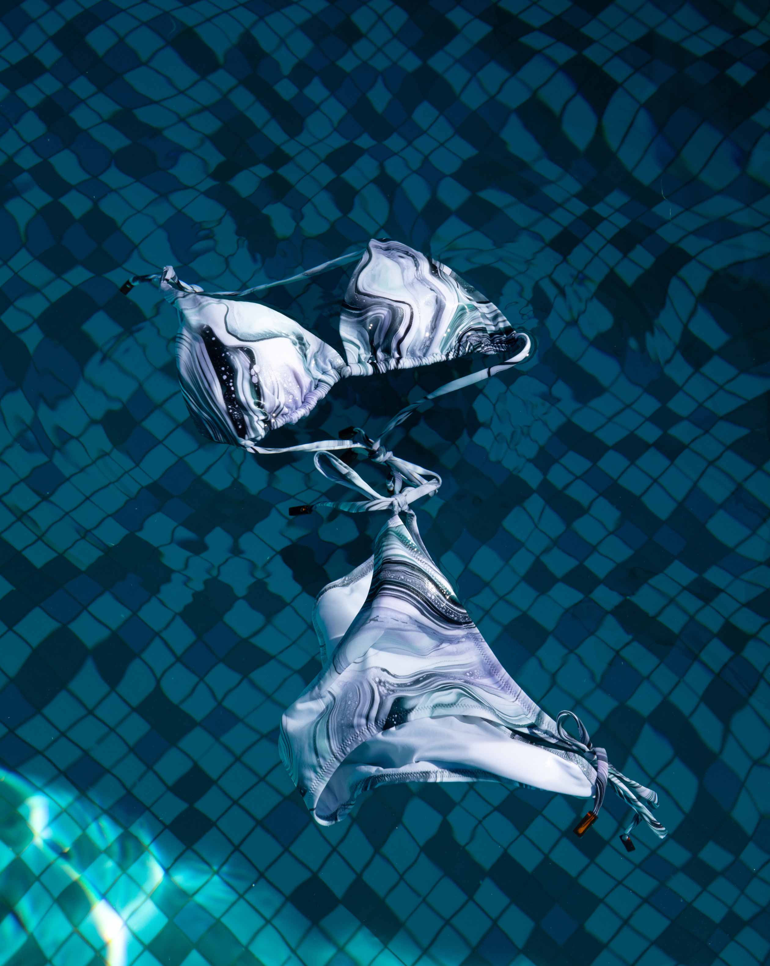 Deux femmes en maillot de bain sur la plage