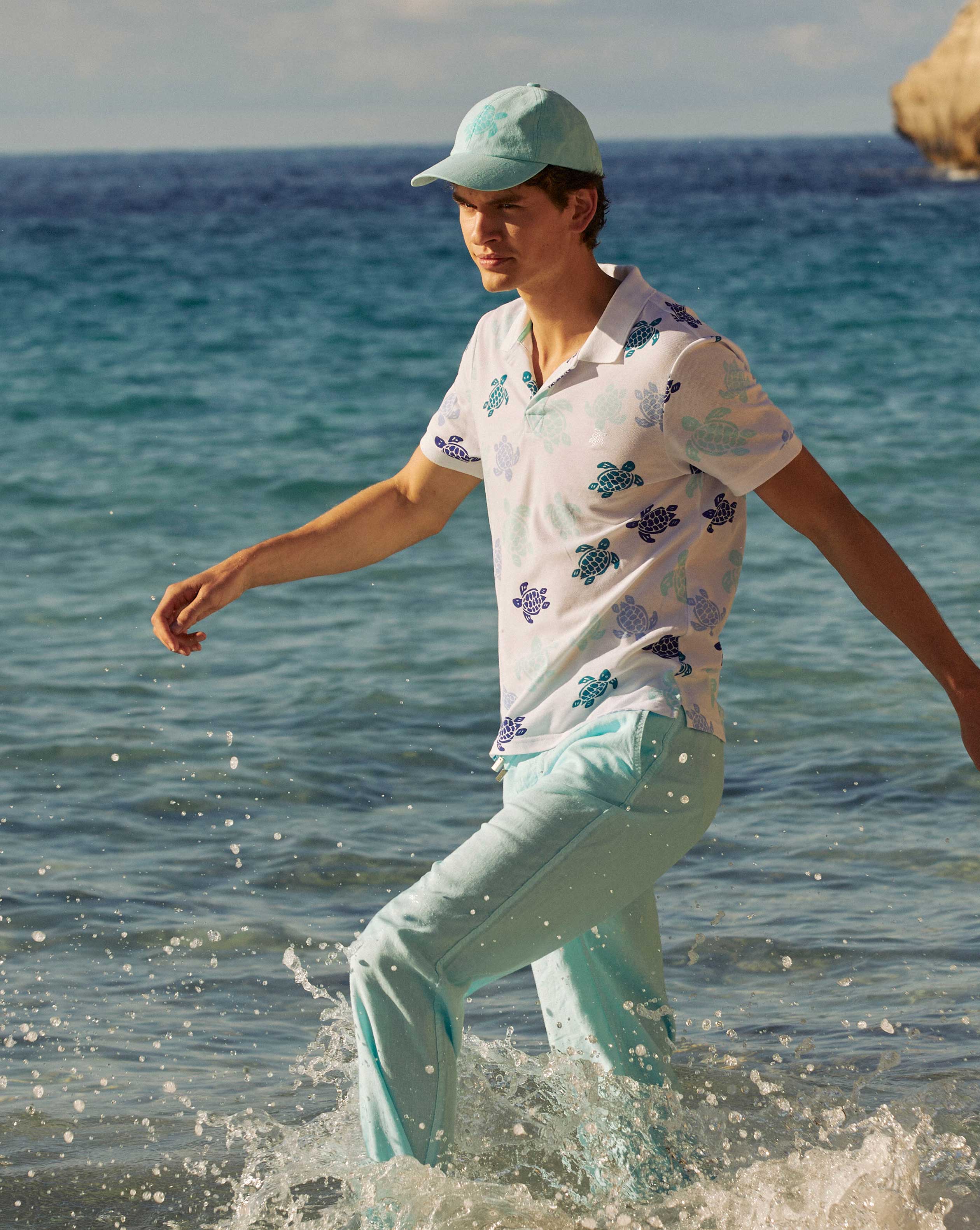 hombre con pantalones de algodón