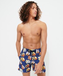 Uomo Classico Stampato - Men Swimwear Monogram 3D - Vilebrequin x Palm Angels, Blu jeans vista frontale indossata