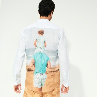 Uomo Altri Stampato - Camicia uomo in lino con stampa Père & Fils, Azzurro cielo 2 vista indossata posteriore