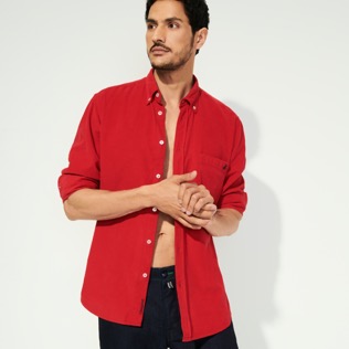 Uomo Altri Unita - Camicia uomo in velluto tinta unita, Rosso carminio vista frontale indossata