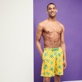 Uomo Altri Stampato - Costume da bagno uomo lungo Turtles Madrague, Yellow vista frontale indossata