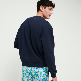 Herren Andere Bedruckt - Embroidered Turtle Sweatshirt aus Baumwolle für Herren, Marineblau Rückansicht getragen
