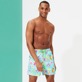 Imagen de Hombre Clásico Estampado - Bañador con estampado 1982 Jeux De Plage para hombre, Laguna vista frontal desgastada Imagen de Hombre Clásico Estampado - Bañador con estampado 1982 Jeux De Plage para hombre, Laguna vista frontal desgastada