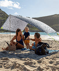 Altri Stampato - VILEBREQUIN X FATBOY® MIASUN - Tenda da spiaggia portatile, Blu marine vista frontale indossata