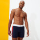 Herren Flat belts Uni - Tricolor Stretch-Badehose mit flachem Gürtel für Herren, Marineblau Vorderseite getragene Ansicht