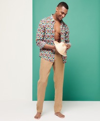 Uomo Altri Unita - Pantaloni uomo in lino Natural Dye, Nuts vista frontale indossata